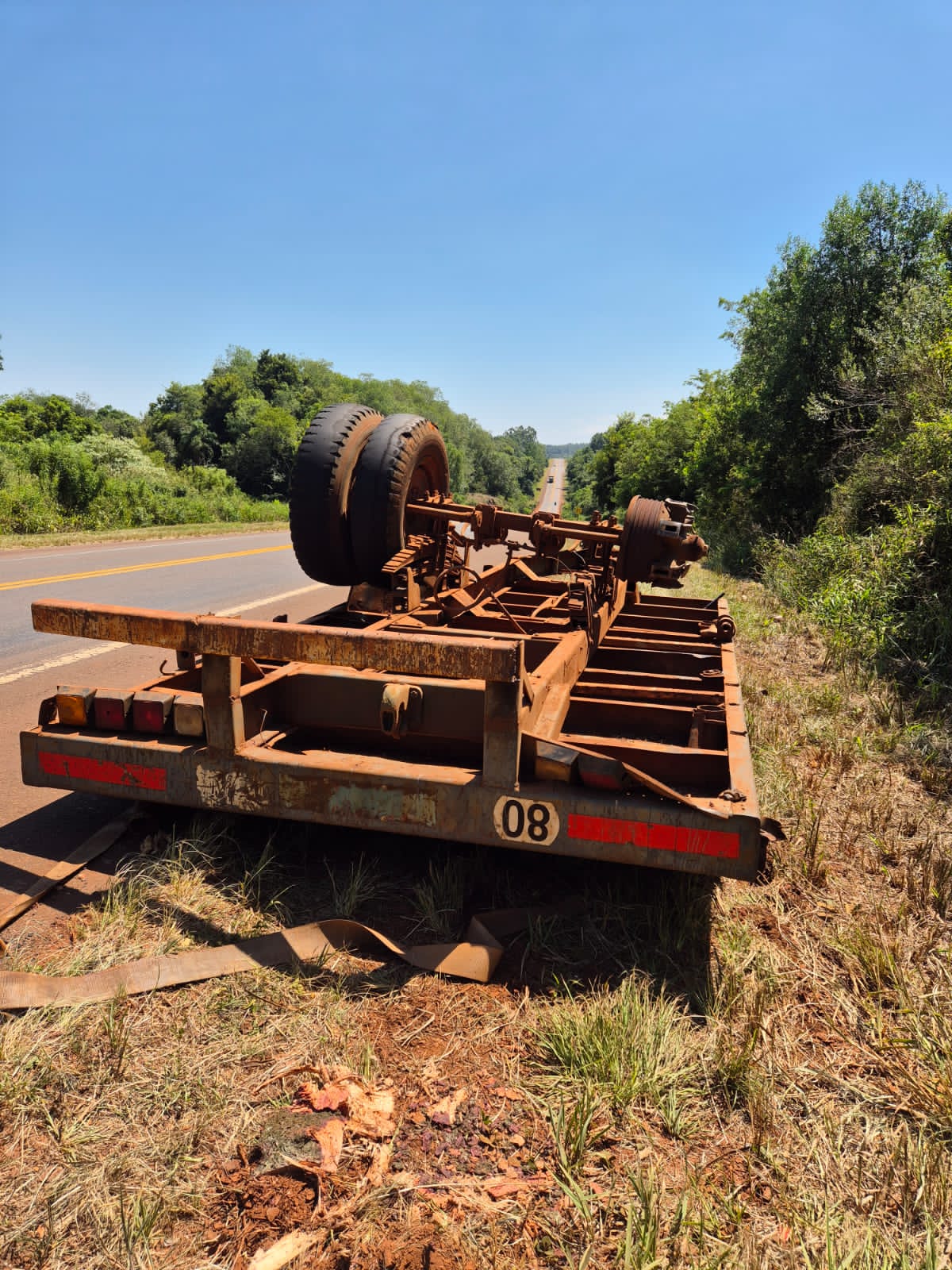 Caraguatay: un camión perdió el acoplado y la carga terminó en la banquina de la Ruta Nacional 12 3